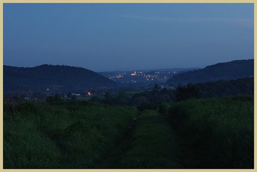 brama frysztacka nocą