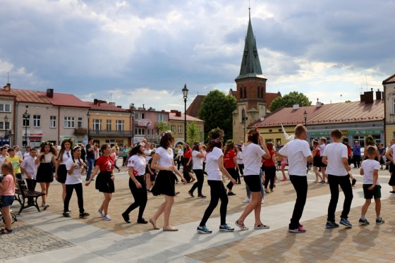 Modlitwa uwielbienia i taniec na strzyżowskim Rynku