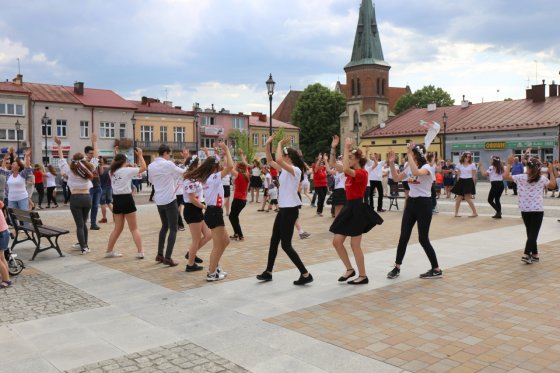 Modlitwa uwielbienia i taniec na strzyżowskim Rynku