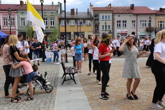 Modlitwa uwielbienia i taniec na strzyżowskim Rynku