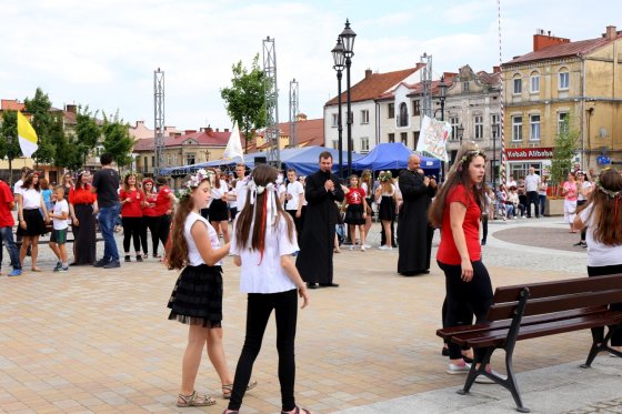 Modlitwa uwielbienia i taniec na strzyżowskim Rynku