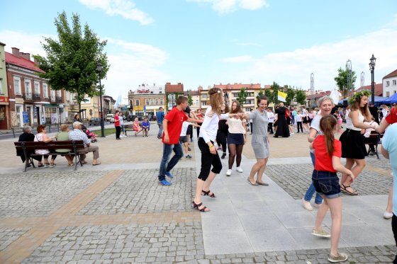 Modlitwa uwielbienia i taniec na strzyżowskim Rynku