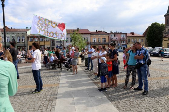 Modlitwa uwielbienia i taniec na strzyżowskim Rynku