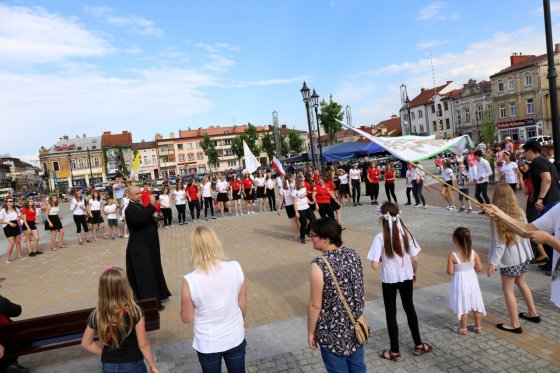 Modlitwa uwielbienia i taniec na strzyżowskim Rynku