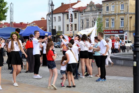 Modlitwa uwielbienia i taniec na strzyżowskim Rynku