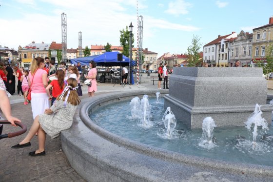 Modlitwa uwielbienia i taniec na strzyżowskim Rynku
