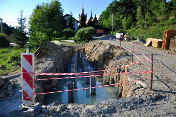 Zabezpieczanie osuwiska w Niewodnej