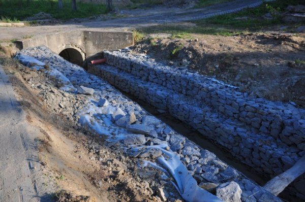 Zabezpieczanie osuwiska w Niewodnej