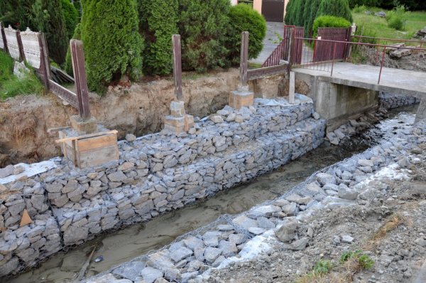 Zabezpieczanie osuwiska w Niewodnej