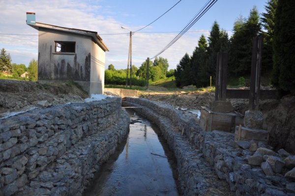 Zabezpieczanie osuwiska w Niewodnej