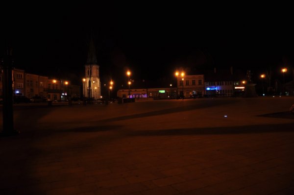Rynek w Strzyżowie nocą zdjęcia