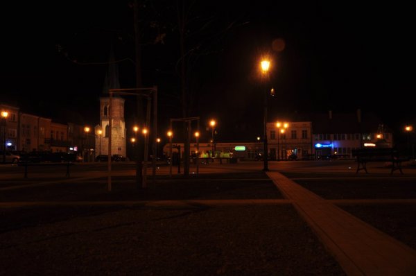 Rynek w Strzyżowie nocą zdjęcia