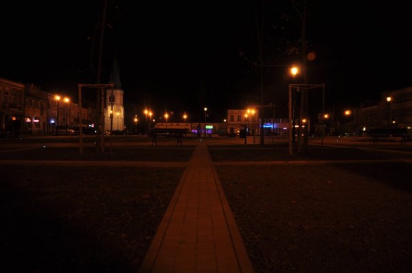 Rynek w Strzyżowie nocą zdjęcia