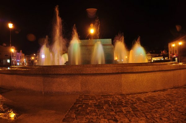 Rynek w Strzyżowie nocą zdjęcia