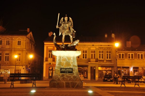 Rynek w Strzyżowie nocą zdjęcia