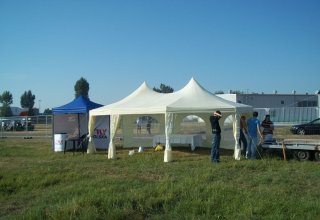 Namioty plenerowe Bella Margo na mieleckim lotnisku.