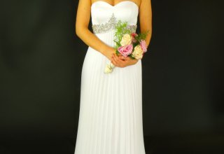 Suknia ślubna z kamieniami Swarovski pod biustem.