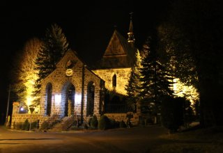 Nocny widok kościoła w Połomi