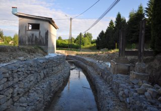 Zabezpieczanie osuwiska w Niewodnej