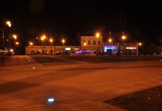 Rynek w Strzyżowie nocą zdjęcia