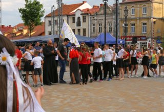 Modlitwa uwielbienia i taniec na strzyżowskim Rynku