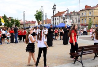 Modlitwa uwielbienia i taniec na strzyżowskim Rynku
