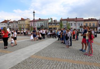 Modlitwa uwielbienia i taniec na strzyżowskim Rynku