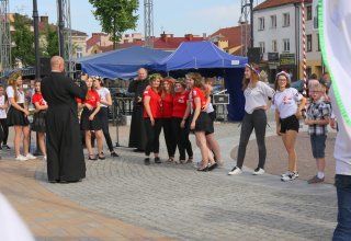Modlitwa uwielbienia i taniec na strzyżowskim Rynku