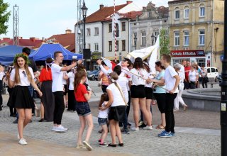 Modlitwa uwielbienia i taniec na strzyżowskim Rynku
