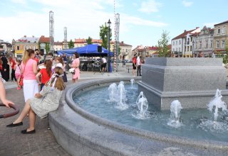 Modlitwa uwielbienia i taniec na strzyżowskim Rynku