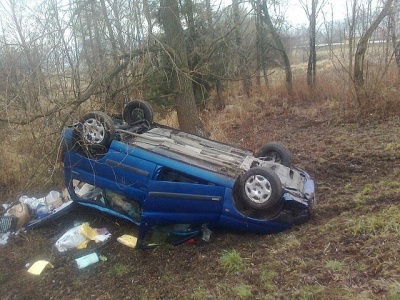 Citroen wypadł z drogi i dachował w Babicy Citroen wypadł z drogi i dachował w Babicy