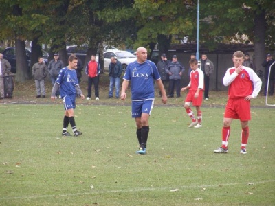 Piłkarski weekend: awans Wisłoka Strzyżów na czwarte miejsce! Na zdjęciu Robert Klimek podczas meczu z LKS Trzebownisko